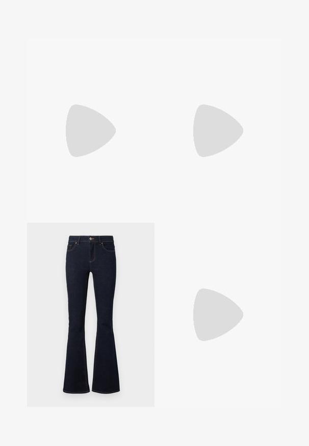 Hvid, ribbet langærmet top med bådudskæring. Stoffet er glat, tætsiddende og har en ren afslutning ved manchetterne og kanten.; Mørkeblå bukser i flared denim med en tætsiddende talje, klassisk fem-lomme design og kontrastsygning langs sømmene.; Sorte læder flade sko med spids tå, samling detaljer omkring åbningen, og en sølv spænde accent på den justerbare rem.; Lille sort blank håndtaske med to lange håndtag og snøre-detaljer i siden på en ensfarvet lys baggrund.