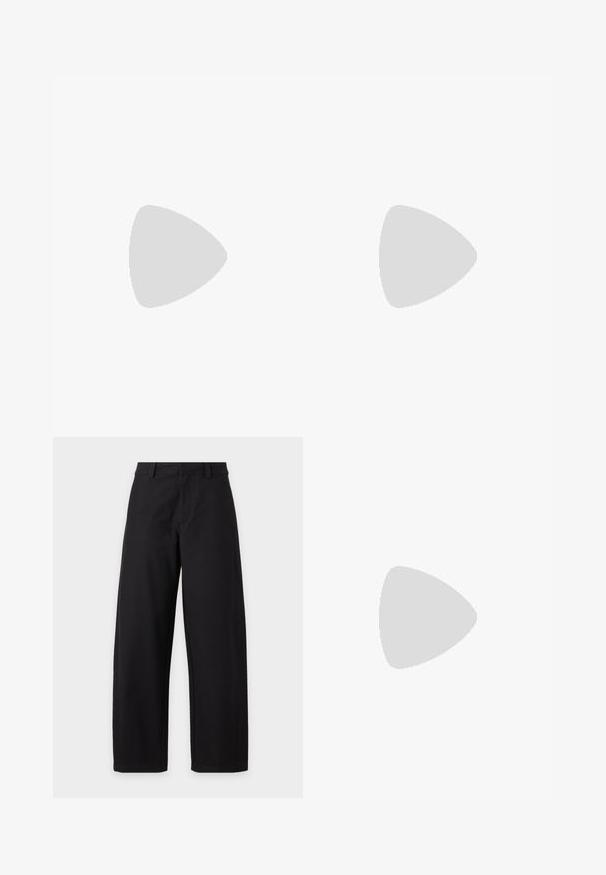 Camiseta de manga larga gris claro hecha de una suave mezcla de algodón. Presenta un escote redondo y una silueta ajustada sin patrones ni adornos.; Pantalón negro de talle alto, pierna ancha, trabillas para cinturón y detalles de costura en la parte delantera, sobre fondo blanco.; Bailarinas de cuero negro con punta redondeada, suela plana y una delgada correa ajustable en el empeine que cuenta con una hebilla de metal.; Pequeño bolso negro brillante con dos asas largas y detalles de cordón lateral sobre un fondo claro liso.
