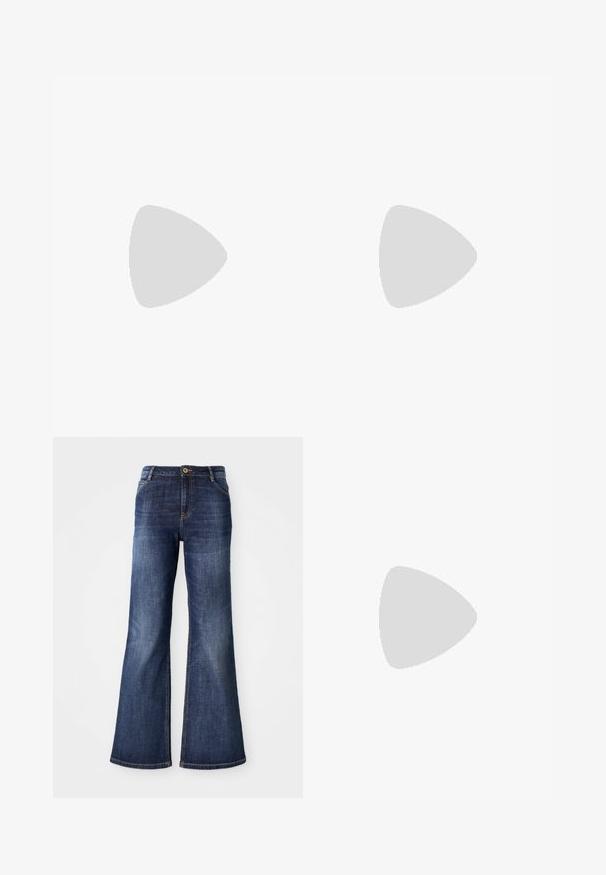 Top corto de punto blanco con mangas cortas y escote redondo, que presenta un frente con cordones y dos cintas entrelazadas, además de sutiles variaciones en la textura.; Vaqueros acampanados de un azul oscuro, hechos de denim, con cierre de botón en la parte delantera, dos bolsillos frontales y un desvanecimiento mínimo a lo largo de los muslos y dobladillo.; Botín de ante marrón con puntera afilada y tacón block cónico, que presenta una textura suave y un diseño de altura media en la pantorrilla.; Cinturón de cuero negro con hebilla de metal dorado, que presenta una textura suave y una longitud ajustable. Incluye un pequeño detalle de hardware cerca de la hebilla.