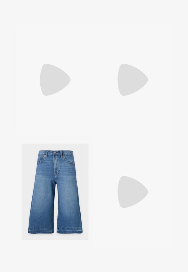 Chemise noire à manches courtes côtelée avec un col rond et une rangée verticale de boutons au centre devant.; Short en denim bleu longueur genou avec poches avant et fermeture à boutons sur un fond uni clair.; Jambes portant des leggings côtelés foncés associés à des ballerines noires avec de petits détails en nœud sur fond blanc.; Petit sac à main noir brillant avec deux longues anses et des détails à cordon sur les côtés sur un fond clair uni.