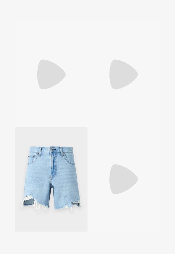 Witte cropped t-shirt van katoen. Korte mouwen, ronde halslijn, gladde textuur, casual ontwerp zonder patronen of versieringen.; Lichtblauwe denim shorts met een klassiek vijf-pocket ontwerp, rafelige zoom en versleten details aan de voorkant.; Benen met donkere geribbelde leggings gecombineerd met zwarte ballerina's met kleine strikdetails op een witte achtergrond.; Zwarte leren handtas met een rechthoekige vorm, voorzien van een enkele gestructureerde handgreep, zilveren hardware en ritsluiting. Gladde textuur.
