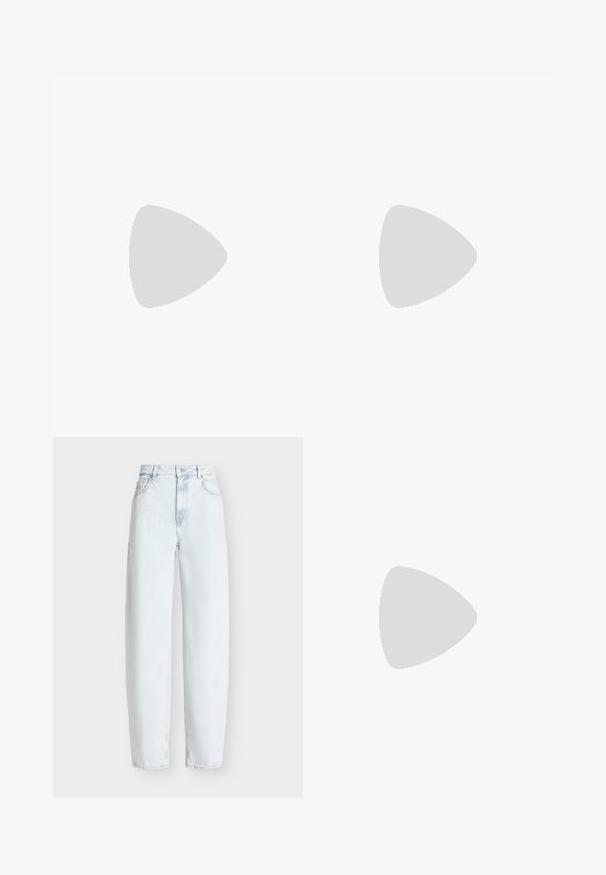 Schwarz gestreifter Poloshirt mit kurzen Ärmeln, Reißverschlusskragen und einem subtilen Logodetail. Hergestellt aus strukturiertem Strickmaterial.; Hellblaue, locker sitzende Jeans mit hoher Taille, Vordertaschen und Knopfverschluss vor einfarbigem Hintergrund.; Schwarze Lederloafer mit T-Riemen-Design, ausgestattet mit Nahtdetails am Rand und einem niedrigen, strukturierten Absatz.; Schwarze Lederschultertasche mit gewölbter rechteckiger Form, goldener Kette, die in den geflochtenen schwarzen Riemen eingewebt ist, und Reißverschlussverschluss oben.