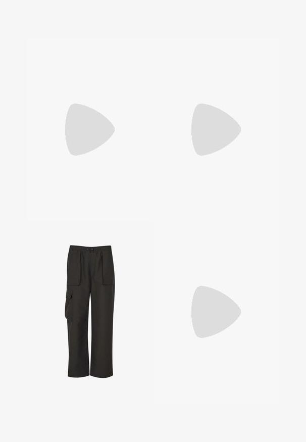 Camiseta de algodón azul con mangas cortas, con un logo gris en la parte superior izquierda del pecho, escote redondo y un corte relajado.; Urban Classics TECHNICAL - Pantalones cargo - black; Zapatilla de correr gris claro con detalles en negro, logo naranja, parte superior de malla, collar acolchado y suela de goma con unidades visibles de absorción de impactos.; Collar de plata con una cadena texturizada y un colgante ovalado liso que presenta un detalle cortado en el centro.