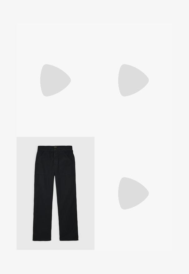 Musta lyhythihainen pyöreäkauluksinen T-paita, jossa rintatasku ja pieni sinivalkoinen GAP-logotunnus.; Stan Ray FAT PANT - Straight leg -farkut - black; Mustat ja harmaat urheilukengät, joissa on verkkokangas- ja keinonahka päällyste, valkoinen välipohja, nauhat sekä rohkea "N"-logo sivussa.; Hopeaketjussa on hopeinen metalliketju, jossa on toisiinsa kytkeytyviä linkkejä, sileä pinta ja säädettävä solki pituuden mukauttamiseksi.