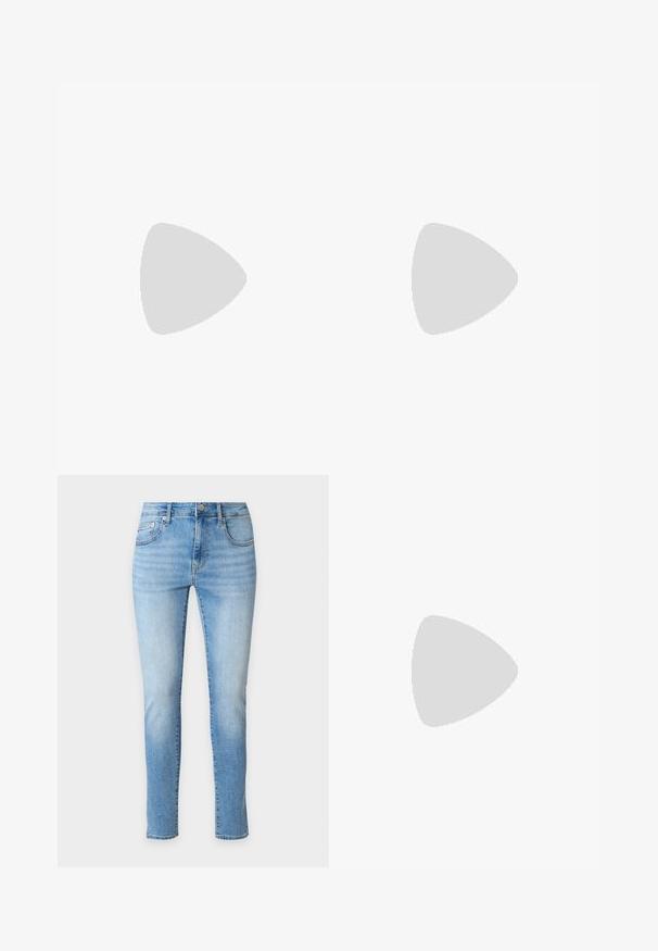Polo homme à manches courtes en maille bleu marine et blanche avec motif ondulé, patte de boutonnage à trois boutons, col, manches et ourlet côtelés.; Jean slim bleu clair avec poches avant et arrière, fermeture par bouton et légère décoloration au niveau des cuisses et des genoux.; Baskets blanches avec des accents noirs et gris, présentant un embout texturé gris, une semelle en caoutchouc noir et des lacets plats blancs. Design épuré, style minimaliste.; Sac fourre-tout en toile bleue avec poche frontale et broderie rouge "O.N.S", doté de doubles poignées et d'une bandoulière réglable.