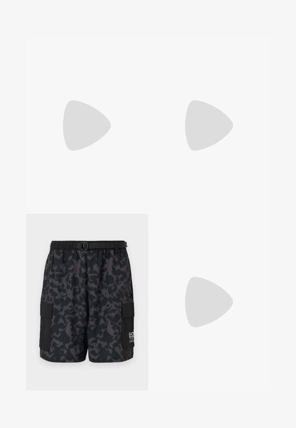 Schwarzes T-Shirt mit kurzen Ärmeln aus Baumwolle, ausgestattet mit einem kleinen weißen Logo auf der linken Brust. Einfaches Rundhalsausschnitt-Design, glatte Textur.; Schwarze Shorts mit einem dunklen Camouflage-Muster, elastischem Taillenbund, Seitentaschen und einem Gürtel mit Schnalle. Hergestellt aus leichtem, bequemem Material.; Weißer Ledersneaker mit abgerundetem Zehenbereich, flacher Sohle und Schnürverschluss. Verfügt über Nahtdetails und einen gepolsterten Kragen für zusätzlichen Komfort.; Schwarze Umhängetasche mit verstellbarem Riemen und kleinem silbernem Logoemblem auf der Vorderklappe, dargestellt auf einfachem hellem Hintergrund.