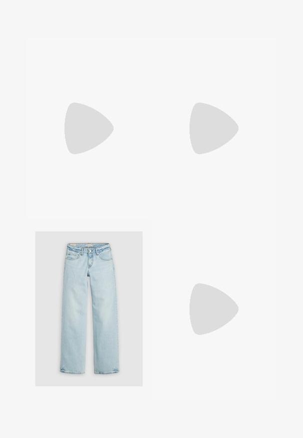 Helles blaues, geripptes Tank-Top mit rundem Ausschnitt und breiten Schulterträgern. Der Stoff wirkt glatt mit einem leichten Stretch. Etikett ist innen sichtbar.; Hellblaue Jeans mit weitem Bein aus Denim. Verfügt über klassischen Fünf-Taschen-Stil, Knopfverschluss und gestickte Details auf den Taschen.; Weiße Plattform-Sandaletten mit metallischem Finish, ausgestattet mit zwei überkreuzten Riemen, einem Knöchelriemen und einem Blockabsatz, der mit funkelnden Edelsteinen verziert ist.; Ovale Brillen mit einem metallisch-silbernen Rahmen, klaren Gläsern und strukturierten Perlenakzenten an den Bügeln. Leichtes Design mit gebogenen Bügeln.
