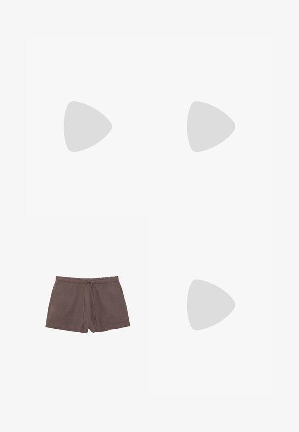 Weißes Kurzarmoberteil mit V-Ausschnitt und lockerer Passform mit einem gerafften Saum. Glatter, leichter Stoff mit einer dezenten Textur.; Braune Baumwoll-Strickshorts mit elastischem Bund und vorderem Kordelzug, flach auf weißem Hintergrund liegend.; Slide-Sandale mit einem leichten metallischen Obermaterial, Korkfußbett und strukturiertem braunem Gummisohle. Schnalle mit Logo-Akzent.; Sonnenbrille im Schildpatt-Design mit rechteckigen Gläsern, dicken Rahmen und dunkelgetönten Gläsern. Glatte Textur und minimalistisches Design.