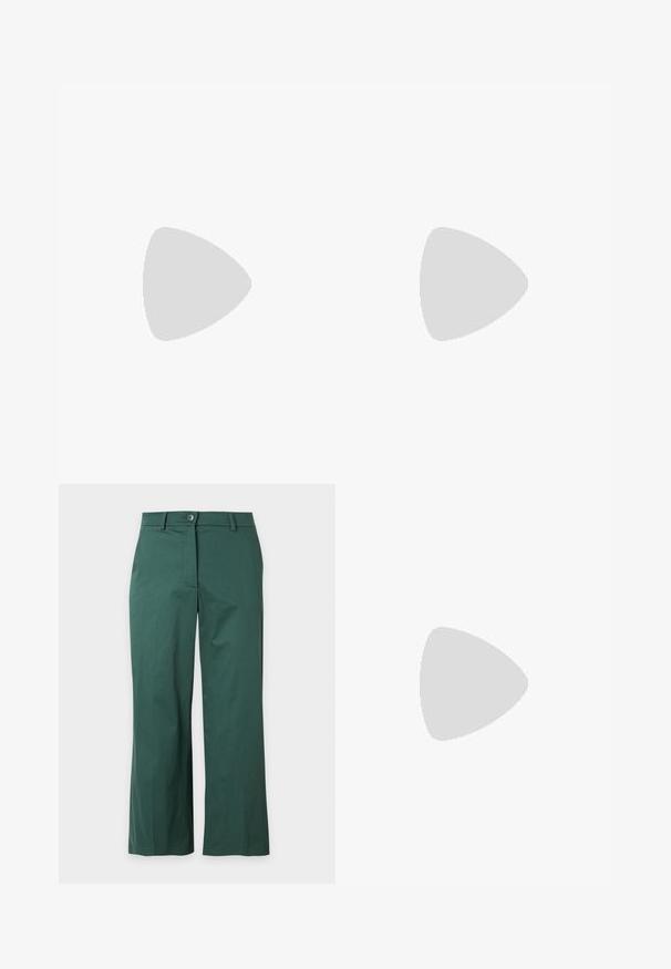 Μαύρο cropped τοπ με κοντά μανίκια που διαθέτει φαρδύ λευκό γιακά από δαντέλα με περίπλοκα κυκλικά σχέδια και κλείσιμο με φερμουάρ στο πίσω μέρος.; Σκούρο πράσινο παντελόνι με ίσια γραμμή, θηλιές για ζώνη, κούμπωμα με κουμπί και φερμουάρ, εμφανίζεται σε απλό φωτεινό φόντο.; Μαύρο παπούτσι μπαλαρίνα από λουστρίνι με μυτερή μύτη, μικρή διακοσμητική λωρίδα και χαμηλό μπλοκ τακούνι. Απαλή υφή και κομψός σχεδιασμός.; Μικρή τσάντα χειρός από ανοιχτό κίτρινο δέρμα με πιέτες στο μπροστινό μέρος, χρυσές μεταλλικές λεπτομέρειες και ρυθμιζόμενο λουρί ώμου σε λευκό φόντο.