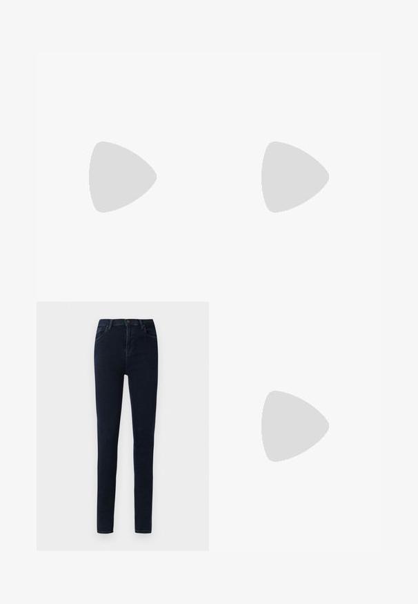 Hvid tætsiddende t-shirt med korte ærmer, rund mørkerød halsudskæring og mærke i kraven.; Mørkeblå skinny jeans med frontknap, lynlås, bæltestropper og for- samt baglommer mod en ensfarvet hvid baggrund.; Ben iført mørke ribbede leggings kombineret med sorte balletsko med små sløjfedetaljer på hvid baggrund.; Bordeaux farvet faux læder handbag med en afrundet form, samling detaljer og et guldtonet metalhåndtag. Glat tekstur og blank finish.