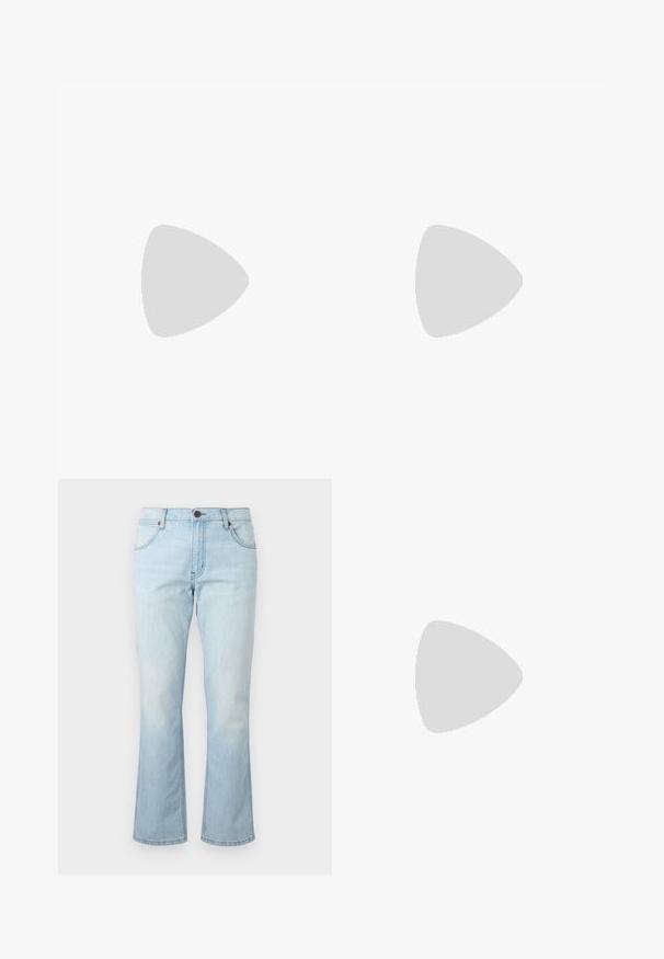 Blå strikket polo t-shirt med korte ærmer, med vandrette striber i hvid, grøn og rød samt en tre-knaps placket.; Lyseblå denimjeans med mellemhøj talje, knap- og lynlåslukning, forlommer og let udvidede ben.; Sort læderloafer med tyk rillede sål og penny-remdetalje, vist i højre sideprofil på hvid baggrund.; Sort canvas-tote-taske med to skulderstropper og et diskret præget cirkeldesign på fronten.