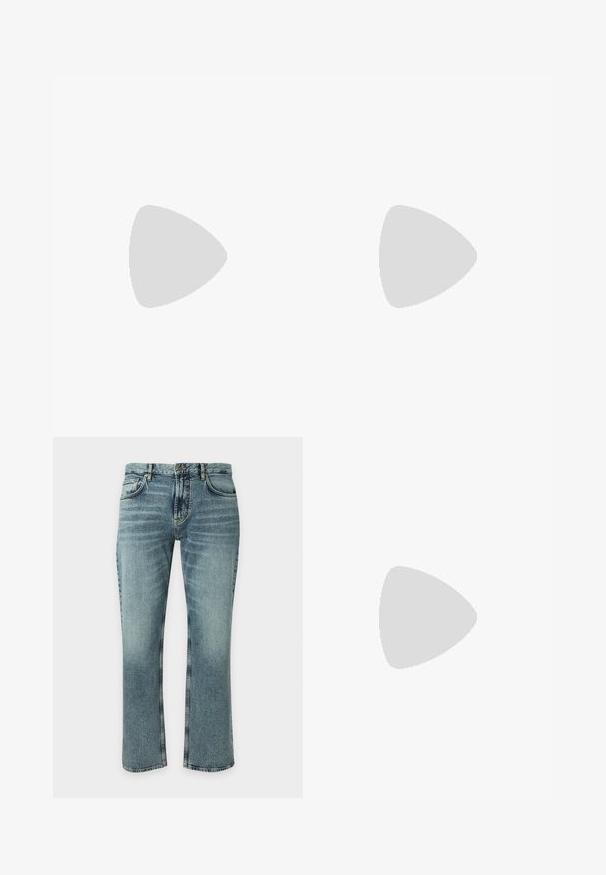 Sivá bavlnená tričko s krátkymi rukávmi, s vzorovanou látkou na rukávoch a centrálnym logom s nápisom "EA7 Emporio Armani."; Modré džínsy z denimu s mierne vyblednutým vzhľadom, klasický štýl s piatimi vreckami, zapínanie na gombíky a rovný strih nohavíc na jednofarebnom pozadí.; Čierny nízky kožený teniska s čiernymi šnúrkami, štruktúrovanou gumovou podrážkou a malým vyrazeným logom na boku, zobrazený v profile na sivom pozadí.; Čierna obdĺžniková taška na zápästie s predným vreckom na zips, strieborným logom a odnímateľným popruhom s označeným textom.