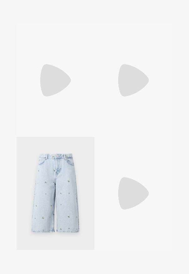 Haut en maille bleu clair à manches courtes avec motifs côtelés et effet dentelle, encolure ronde et bords volantés aux manches et à l'ourlet.; Shorts en denim délavé avec broderie florale, mettant en avant des marguerites et des feuilles vertes. Design classique à cinq poches et ourlet effiloché.; Chaussure plate en cuir noir avec un nez pointu, des détails froncés autour de l'ouverture et un accent en boucle argentée sur la bride ajustable.; Sac à bandoulière en cuir marron avec une poche à rabat avant ornée d'un détail en forme de nœud cousu et une sangle réglable.