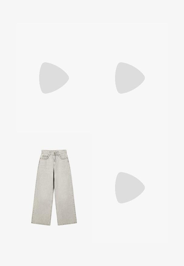 Pull léger beige à manches courtes en tricot doux, avec un col rond et une coupe décontractée. La texture est légèrement duveteuse.; Jean gris clair à jambes larges avec bouton frontal, passants pour ceinture et poches avant, étalé à plat sur un fond blanc.; Baskets en daim noir avec des rayures blanches et un logo doré, dotées d'une semelle en caoutchouc gomme texturée et d'un languette de talon crème contrastante.; La ceinture large en simili cuir noir est dotée de deux sangles ajustables avec boucles dorées, d'une texture lisse et d'un design large qui s'amincit sur les bords.