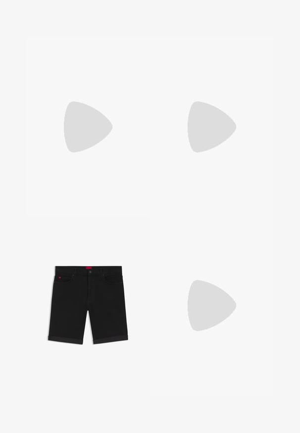 Helles blaues T-Shirt mit kurzen Ärmeln aus Baumwolle, mit Rundhalsausschnitt und einem weißen rechteckigen Logo auf der Vorderseite in der Mitte.; Schwarze Jeansshorts mit umgeschlagenen Säumen, vorderem Knopf- und Reißverschluss sowie einem Fünf-Taschen-Design mit einem kleinen roten Etikett an der rechten Tasche.; Schwarze Leder-Sneaker mit niedrigem Profil, abgerundeter Spitze, perforierter Textur und schwarzen Schnürsenkeln. Mit einem dezenten Logo an der Seite.; Schwarze Tragetasche aus weichem Stoff, mit zwei vorderen Taschen und stabilen Tragegriffen. Logo an der Seite angebracht. Einfaches, funktionales Design.