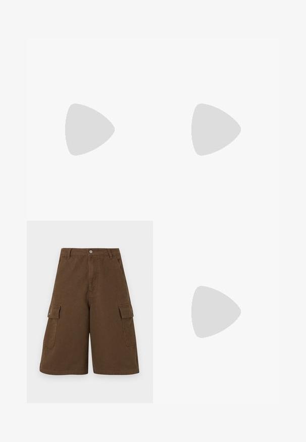 Geel katoenen t-shirt met korte mouwen en een ronde halslijn, met een bedrukt grafisch logo op de linkerborst.; Bruine cargoshorts met een rechte snit, twee zijzakken en een sluiting met knoop aan de voorkant. Gemaakt van duurzaam katoen met een matte afwerking.; Zwarte schoen met een leren bovenzijde, textiele accenten, ronde veters en een getextureerde rubberen zool. Voorzien van mocassin-stiksel en merkdetails.; Compact zwarte crossbody tas met een verstelbare schouderband, een voorkant met ritssluiting en een klein wit Quiksilver logo label.