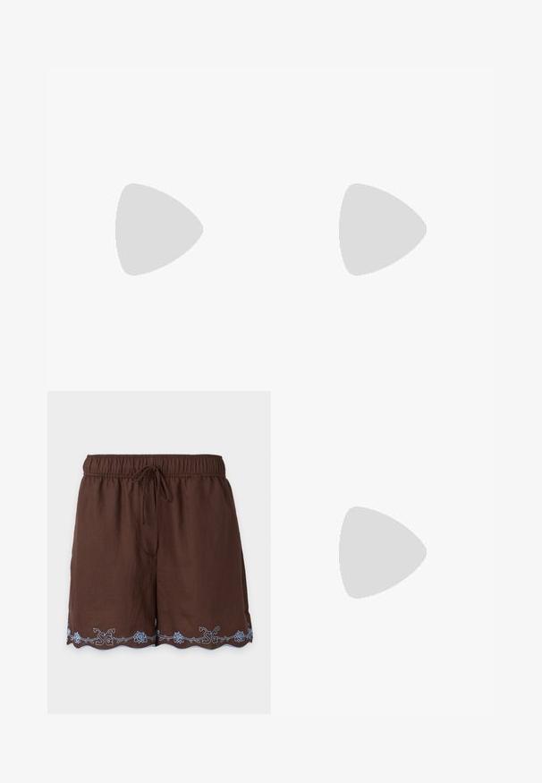 Top en maille côtelée à manches courtes de couleur vert olive avec un col carré et une étiquette de marque visible au niveau du col arrière.; Short marron à taille élastique avec cordon et motif floral brodé bleu clair le long de l'ourlet festonné.; Sandale en cuir marron avec des fines lanières, un accent circulaire doré et une semelle plate. Design minimaliste avec un détail de boucle réglable.; Petit sac pochette beige avec tissu texturé à pois, cadre argenté, fermoir rond blanc et bracelet de poignet amovible sur fond uni.