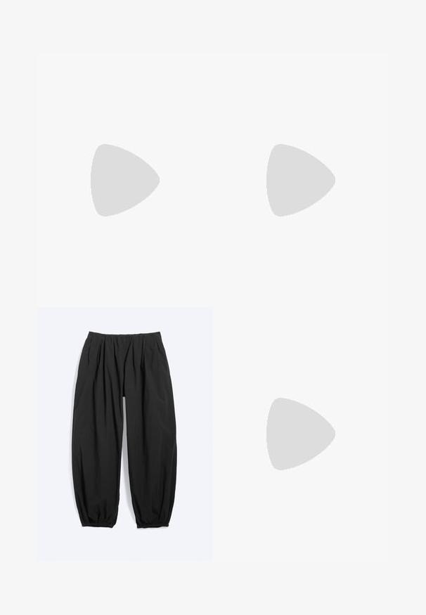 Camiseta negra de gran tamaño hecha de algodón, con escote redondo y mangas cortas. Textura suave con detalles de costura mínimos.; Pantalones negros holgados con pierna estrecha, cintura elástica y puños en los tobillos, hechos de tela ligera.; Chancla negra de goma con plantilla texturizada y finas correas en forma de Y sobre un fondo blanco liso.; Pequeño bolso negro brillante con dos asas largas y detalles de cordón lateral sobre un fondo claro liso.