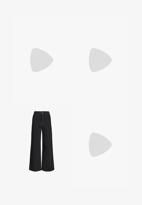 Top transparente de manga larga con un embellimiento texturizado en plateado y negro, escote redondo y apertura en forma de llave en la parte posterior. Un ribete negro adorna las mangas.; Jeans negros de talle alto y pierna ancha con sutiles adornos brillantes y clásico diseño de cinco bolsillos.; Zapatos de tacón negro tipo slingback con puntera afilada, acabado mate suave y un tacón delgado y brillante. Correa ajustable con detalle de hebilla pequeña.; Bolso de mano de cuero negro con forma redondeada, decorado con detalles de tachuelas plateadas y un asa corta. Textura lisa y cierre con cremallera.