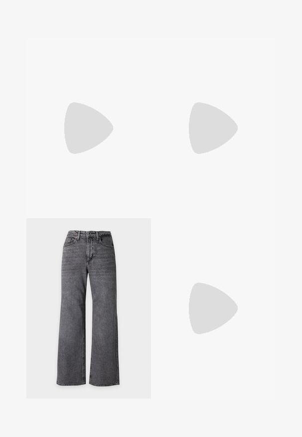 Crop top à manches courtes en maille côtelée col rond couleur bordeaux avec silhouette ajustée.; Jean noir délavé taille haute à jambes larges, avec bouton sur le devant et poches, présenté complètement à plat.; Chaussure à talon haut noire à bout pointu, bords festonnés, œillets métalliques, lacets à l'avant et bride de cheville avec fermeture à boucle.; Petit sac à main noir brillant avec deux longues anses et des détails à cordon sur les côtés sur un fond clair uni.