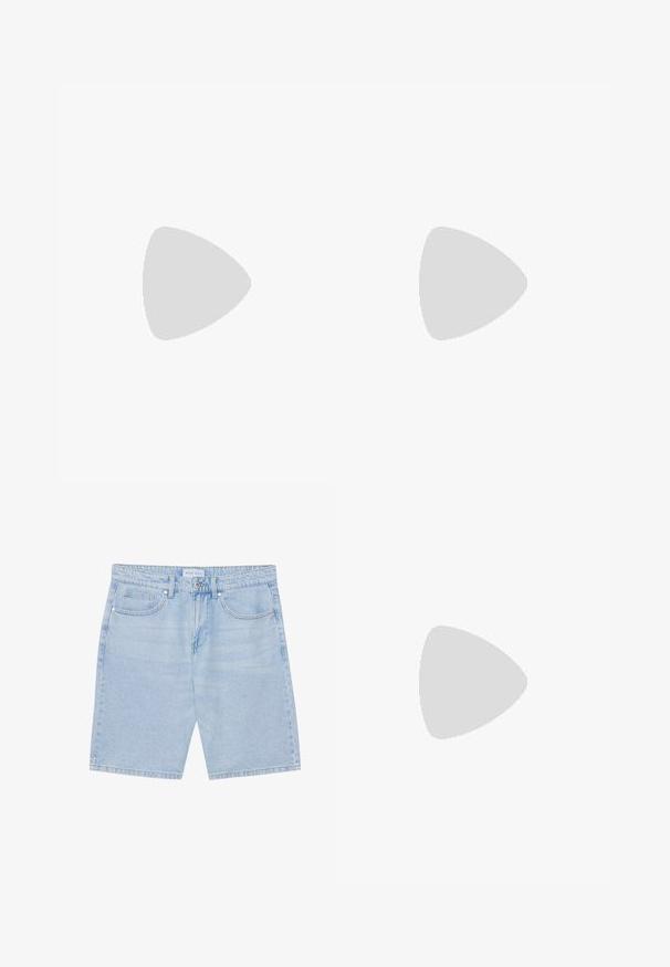 Blå polo skjorte lavet af bomuld med en tre-knaps lukning, med kontrasterende hvide og marineblå striber på kraven og ærmeslidsene.; Lys blå denimshorts med lige snit, der har frontlommer, knaplukning og en slidt finish. Klassisk fem-lomme-design.; Hvide sneakers med sorte og grå detaljer, med en tekstureret grå tåhætte, sort gummisål og flade hvide snørebånd. Rent design, minimalistisk stil.; Blå lærredstote taske med frontlomme og rød "O.N.S" broderi, med to håndtag og en justerbar skulderrem.
