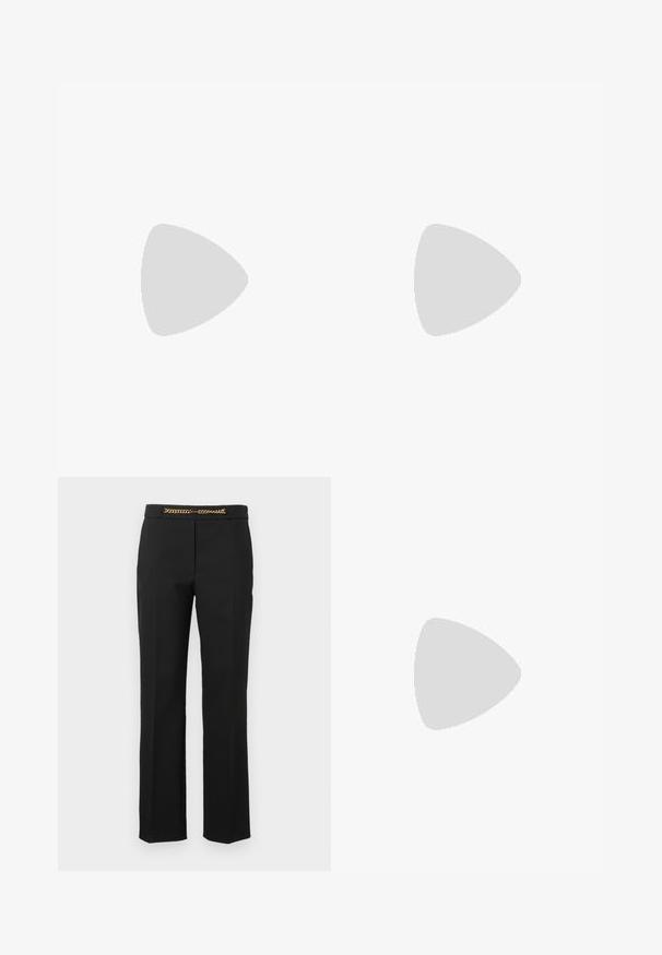 Sort ribbet strikbluse med skulderknapper i guld. Har teksturerede mønstre, tætsiddende design og rund halsudskæring.; Sorte bukser med lige ben, der har en guld kæde som detail ved taljen. Lavet af et glat stof med en skræddersyet pasform.; Sorte patentlæder højhælede sandaler med dobbelte ankelremme og guldspænder, åben tå og slank taperet hæl på neutral baggrund.; Sort patenteret læder skuldertaske med en buet form, prydet med et sølvfarvet trekantet logo og en lynlås-lukning. Glat tekstur og slank rem.