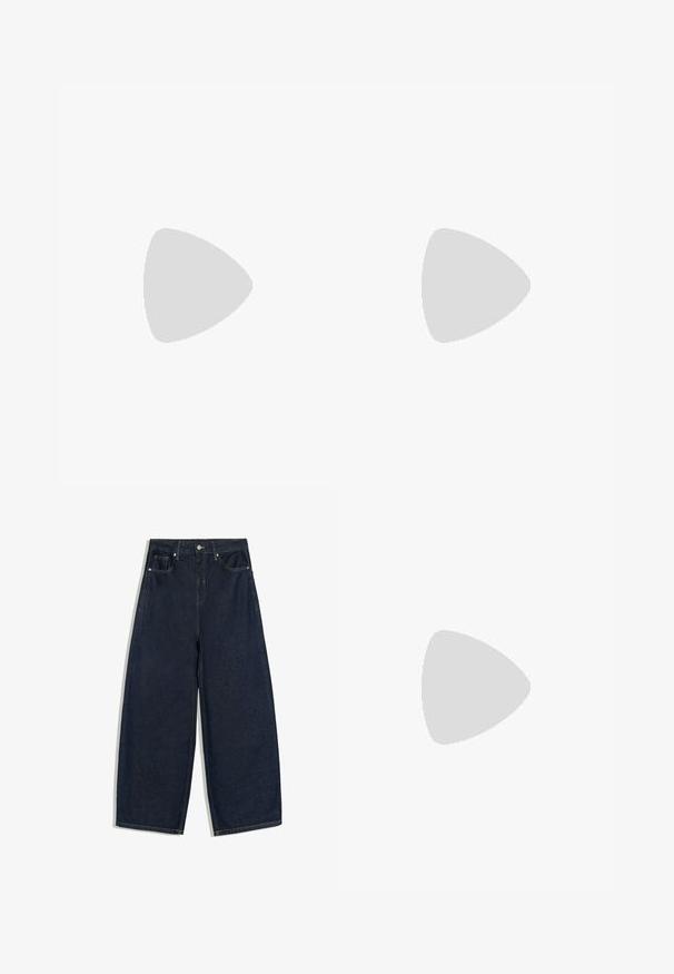 T-shirt à manches longues en bordeaux, fabriqué en tissu doux. Présente un col rond et une coupe droite avec un ourlet arrière légèrement plus long.; Jean en denim bleu foncé à jambes larges avec bouton devant et poches, présenté à plat sur fond blanc.; Mocassins en cuir marron foncé avec un bout arrondi, des détails cousus et un talon bloc modéré. Texture lisse, design minimaliste.; Sac en cuir vegan bordeaux, brillant, avec une forme douce et sculpturale et une large poignée incurvée pour un transport facile.