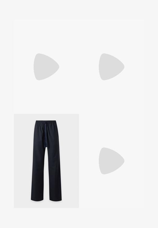 Haut noir à manches longues en tissu doux, avec un col rond et une coupe décontractée, doté de fentes sur les côtés à l'ourlet pour faciliter les mouvements.; Pantalon de pyjama noir ample avec un motif subtil de petits pois et une taille élastique avec un cordon noir à nouer à l'avant.; Escarpins à brides arrière en cuir verni noir, à bout pointu, avec un petit talon carré et une sangle de cheville ajustable dotée d'une boucle dorée.; Portefeuille rectangulaire brillant noir avec une sangle frontale et une fermeture à boucle en métal argenté, présenté sur un fond blanc uni.