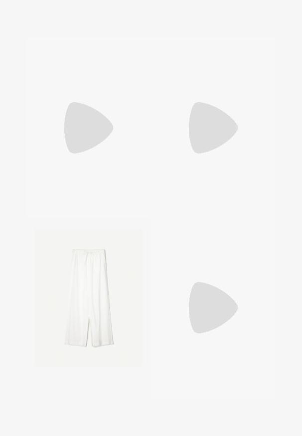 Donkerblauwe langwerpige top met witte horizontale strepen, ronde hals en cropped zoom. De stof lijkt zacht met een textuur afwerking.; Witte wijde broek met elastische tailleband en trekkoord, gemaakt van lichtgewicht stof.; Zwarte Adidas sneaker met witte strepen en gumzool die boven grijze betonnen trappen zweeft in natuurlijk licht.; Zwarte glanzende leren schoudertas met één ritssluitingvak en een dunne band die in een boogvorm is gebogen.
