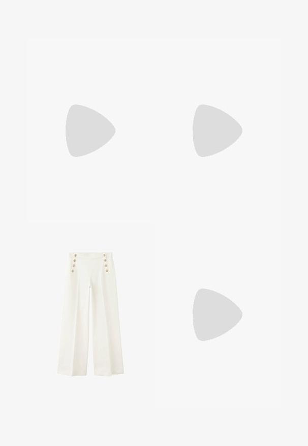 Débardeur tricoté sans manches avec fines bretelles, présentant des rayures horizontales aux motifs noirs, blancs et bleu clair.; Pantalon blanc taille haute à jambes larges avec deux rangées de trois boutons dorés décoratifs à l'avant près des poches.; Sandale en cuir marron avec lanière, petit talon « kitten » et bout carré, vue de profil sur fond blanc.; Pochette en cuir noir souple avec un cadre arrondi et une petite fermeture à languette en haut au centre.