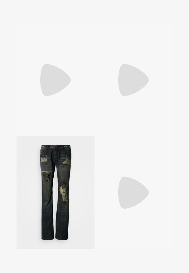 Sort crop top med firkantet halsudskæring, fremstillet i uigennemsigtigt stof med gennemsigtige lange ærmer. Frontlynlås tilføjer detalje til designet.; Mørkeblå denimjeans med slidte pletter, metalliske nitter på lommerne og en løs pasform. Har frynsete kanter og lukning med knapper.; Kraftig hvid og sort atletiksko med mesh-paneler, tyk sål og trækflapper på hæl og tunge, vist fra siden.; Sølvkædehalskæde med små rektangulære metalaccents jævnt fordelt og en justerbar lås på en hvid baggrund.