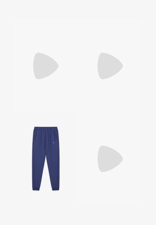 Weißes Baumwoll-T-Shirt mit einem rechteckigen Motiv aus dunkelblauen vertikalen Streifen und dem Text "JACK & JONES" in kräftigem Rot.; Marineblaue Jogginghosen mit elastischem Bund, Seitentaschen, gerippten Bündchen und kleinem weißen "LYLE & SCOTT"-Logo am rechten Oberschenkel.; Schwarzer Sportschuh mit Mesh-Einsätzen und synthetischen Akzenten. Verfügt über eine abgerundete Zehenpartie, eine dicke gepolsterte Sohle und kontrastreiche weiße Logodetails.; Marineblauer Rucksack mit einer orangen Frontreißverschlusstasche, schwarzem Griff und seitlichen Fächern, oben vorne mit der Marke "Piquadro".