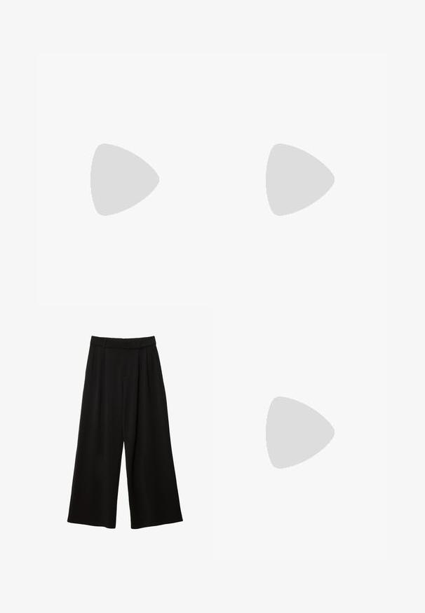 Haut rouge sans manches avec un col drapé asymétrique et un léger froncé sur un côté.; Pantalon noir à jambes larges, taille haute, plis devant, passants pour ceinture et coupe décontractée.; Bottine noire en cuir avec une silhouette élégante, un bout pointu et un talon haut en stilettos. Texture lisse, design minimaliste sans quincaillerie visible.; Sac à main en cuir noir texturé avec une base large et des anses épaisses et arrondies, présentant une couture verticale centrale et des détails de surpiqûres subtils.