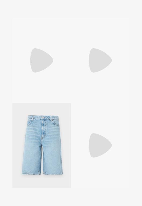 Hvid bomulds t-shirt med rød halsudskæring og ærmekanter. Har et sort 'K' og en Donald Duck grafik med en signatur i rød.; Lys blå denim shorts til knæet med forreste knap, lynlås, bæltestropper og sidelommer på en hvid baggrund.; Sort læder ankelstøvle med spids tå og lav kitten hæl på lys baggrund, der viser yderside.; Sort skuldertaske i læder med trekantet form, præget logo og en enkelt justerbar rem. Minimalistisk design med glat tekstur.