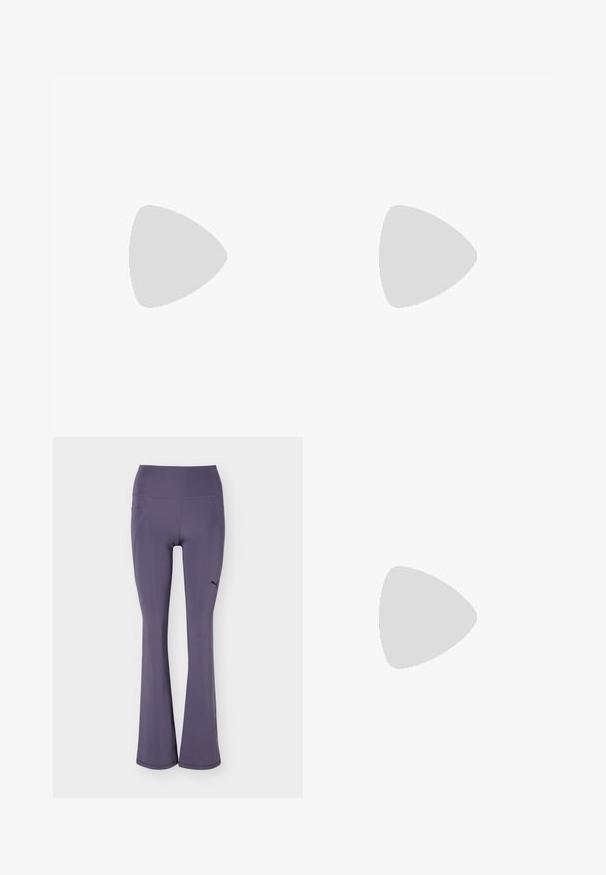 Lyseblå T-shirt med korte ærmer i blød bomuld, med et firkantet logoemblem på venstre bryst og en klassisk rund halsudskæring.; Lilla atletiske leggings med vidde forneden, høj talje og sidelommer, med en lille sort Puma-logo på øverste venstre ben.; Lysegrå Puma ruskind flad sko med hvidt logo, snørelukning foran, udskårne sider og beige tekstureret sål, vist fra ydersiden.; Rød og sort sportstaske med pletter, med frontlynlåslomme, sorte netlommer i siderne, dobbelte håndtag og justerbar skulderstrop.