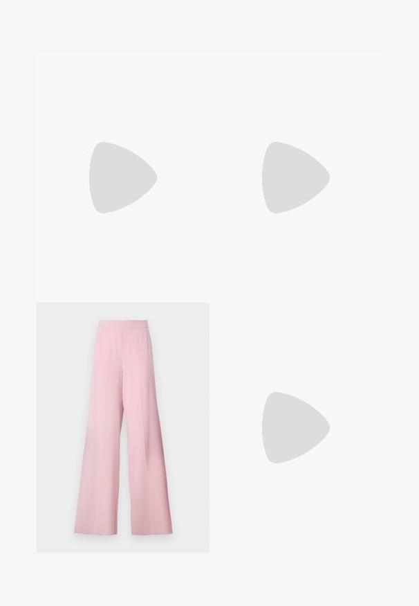Rabanne Longsleeve - english tapestry/pink/blue/green; Wijdvallende broek in lichtroze stof, met een gladde textuur, hoge tailleband en zonder zichtbare patronen of accenten.; Crème-kleurige leren instap schoenen met een spitse neus, geplooide details aan de voorkant en een korte blokhak.; Geplooide beige leren clutch met een zilveren metalen frame, voorzien van twee ronde decoratieve sluitingen en een zilveren kettingriem.