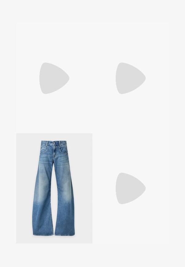 T-shirt à manches courtes bleu marine avec le texte rose "EDWIN MUSIC CHANNEL" et des caractères japonais centrés sur le devant.; Jeans en denim bleu à taille haute et coupe large, avec poches avant et légère décoloration sur les cuisses et le bas des jambes.; Jambes portant des leggings côtelés foncés associés à des ballerines noires avec de petits détails en nœud sur fond blanc.; Sac noir en matériau texturé et brillant avec une poignée circulaire torsadée et une fermeture éclair. Présente un design doux et froissé.