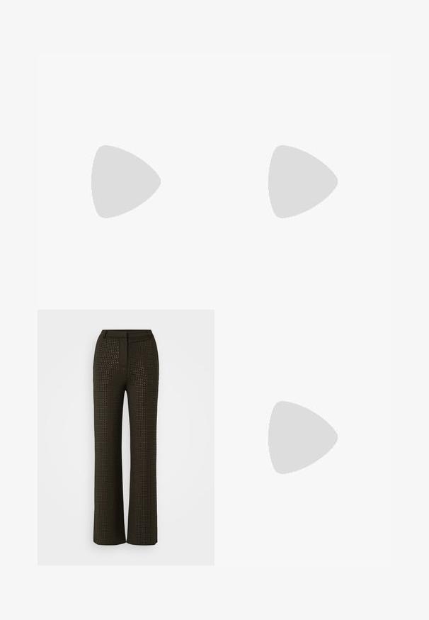 Débardeur noir sans manches avec un détail en tissu torsadé et froncé sur la poitrine et un col rond.; Pantalons larges en marron foncé avec un motif texturé de petits découpes. Présente une taille cintrée et un design sans couture pour une apparence élégante.; Sandale à talon haut en cuir verni noir avec bride à la cheville. Présente un design minimaliste, un bout ouvert et une boucle ornée de strass.; Sac à main en cuir noir avec une petite poignée, logo "cK" doré sur le rabat avant, et accessoires dorés.