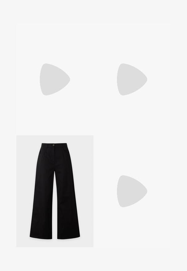 Chemise noire à manches longues avec un large col, en tissu doux, présentant une coupe ajustée et de minimalistes détails de couture.; Pantalon noir à jambes larges avec bouton sur le devant, fermeture éclair et poches latérales sur un fond uni clair.; Ballerines en cuir noir avec un bout arrondi, une semelle plate et une fine sangle ajustable sur le cou-de-pied avec une boucle en métal.; Petit sac à main noir brillant avec deux longues anses et des détails à cordon sur les côtés sur un fond clair uni.