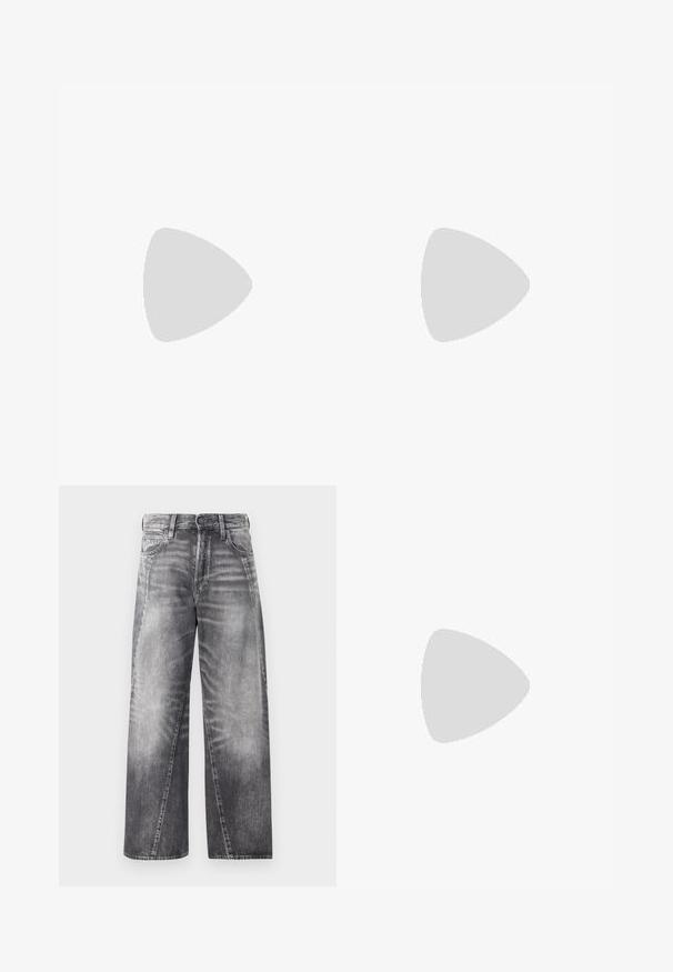 Zwarte oversized t-shirt gemaakt van zachte katoen. Voorzien van een ronde ronde hals, korte mouwen en een gladde structuur. Geen zichtbare patronen of accenten.; Wijduitlopende jeans in vergrijsd denim. Heeft een klassieke knoop- en ritssluiting, vijf zakken en subtiele whiskeringdetails.; Benen met donkere geribbelde leggings gecombineerd met zwarte ballerina's met kleine strikdetails op een witte achtergrond.; Kleine zwarte glanzende handtas met twee lange hengsels en zijkant trekkoord details op een effen lichte achtergrond.