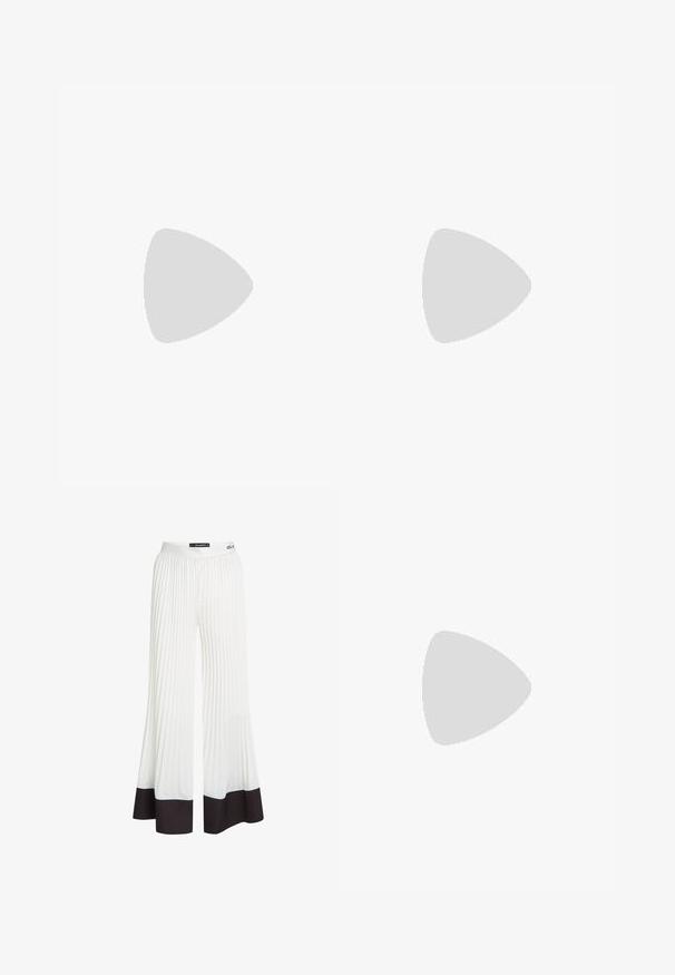 Camiseta negra de manga corta con texto "MOSCHINO" y "Milano" en pequeños cristales centrados en la parte frontal.; Pantalones blancos plisados con un diseño de pierna ancha y puños negros en el dobladillo. Fabricados en un tejido ligero con una cinturilla elástica.; Zapato de tacón bajo tipo kitten heel de charol negro con punta afilada y detalle dorado en la parte trasera del tacón, presentado sobre un fondo blanco.; Pendientes de aro de metal con un diseño curvado, presentando un acabado en plata pulida y delgadas líneas de acento en negro. Cierre de tipo posta.