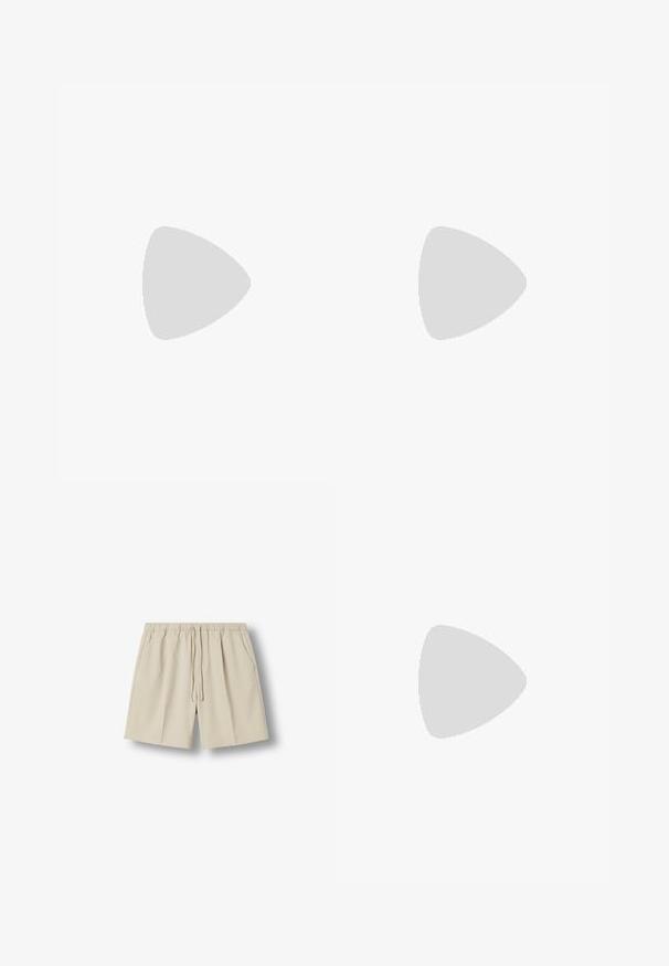 Grøn kortærmet t-shirt lavet af bomuld, med rund hals og et lille hvidt logo på brystet. Glat tekstur, afslappet pasform.; Beige afslappede shorts med elastisk talje og snøre, forside med sidelommer, lagt fladt på en hvid baggrund.; Beige slip-on sandal med lukket tå, åben hæl, blødt ruskindsoverdel og hvid tekstureret gummisål, vist i sideprofil på hvid baggrund.; Farverig perlekæde med varierede former og størrelser, med metalliske accenter og små dekorative charms. Overvejende multicoloreret.