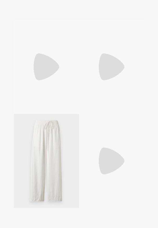 Top de manga larga beige con un diseño sin hombros, que presenta una textura fruncida y una silueta ajustada. Tela suave y elástica.; Pantalones anchos de lino blanco con cintura elástica y cordón, mostrados planos sobre un fondo neutro.; Sandalia negra tipo chancla con dos tiras brillantes sobre una superficie texturizada de madera y grava al aire libre, cerca de vegetación y una pared de cemento.; Bolsa tote negra texturizada con asas anchas y redondeadas que presenta el nombre de la marca en relieve "Samsøe Samsøe" sobre un fondo neutro.