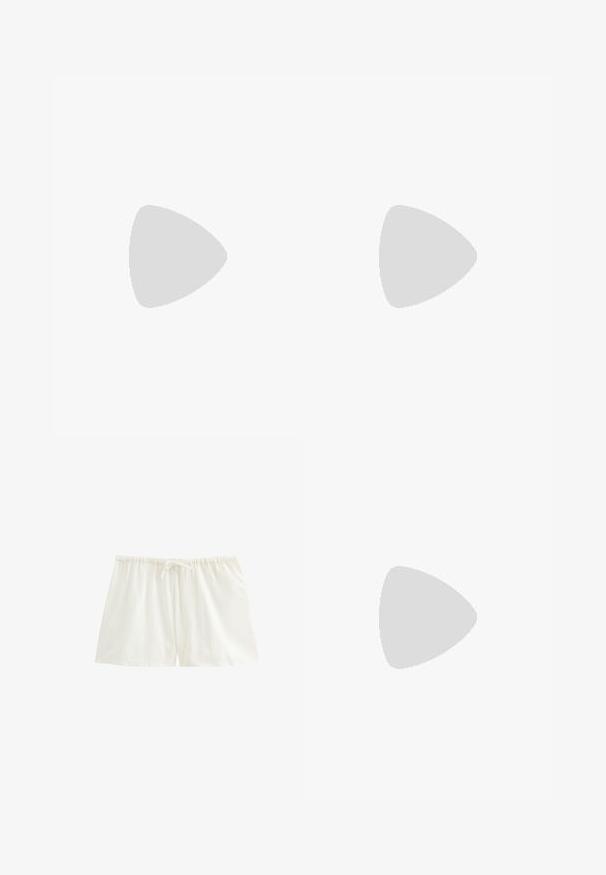 Beige geripptes Tanktop mit marineblauem Streifenbesatz am Halsausschnitt und den Armausschnitten. Hat ein sauberes Design und eine weiche Textur.; Weiße Baumwoll-Schlafshorts mit elastischem Bund und vorne gebundenem Kordelzug, auf weißem Hintergrund dargestellt.; Flache braune Sandale mit vier dünnen, gebogenen Riemen, die den Fuß überkreuzen, und kleinen goldenen Schnallendetails an jedem Riemen.; Beige gewebte Tragetasche mit kurzen Griffen, verziert mit kleinen roten und grünen gestickten Blumen, die über die Vorderseite verteilt sind.
