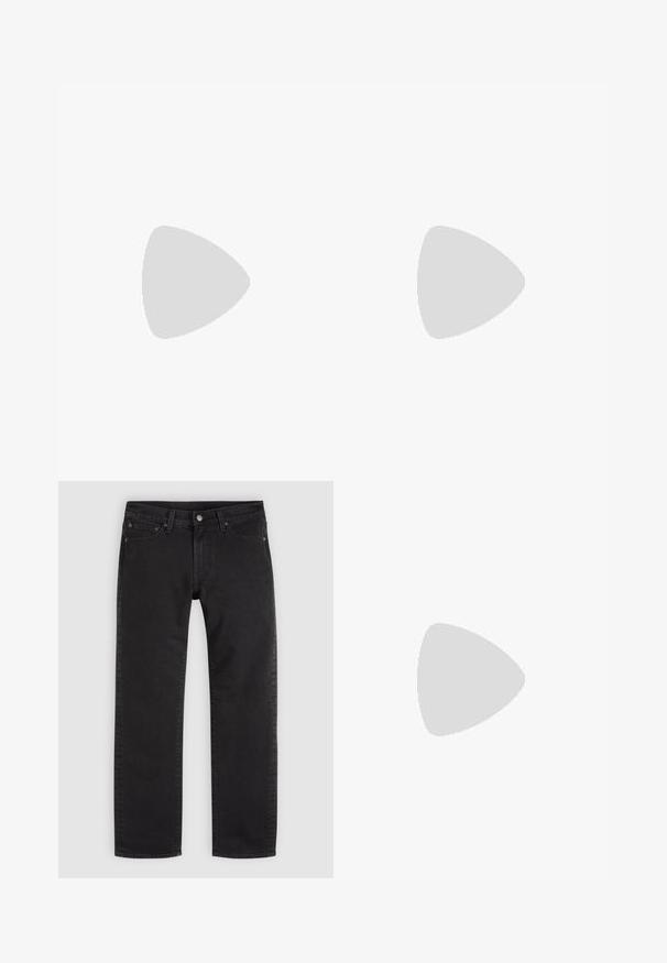 Grøn polo shirt lavet af bomuld, med krave, to-knaps placket og hvidkantede ærmer med diskret logo broderi.; Sorte jeans med lige ben, frontknap og lynlås, bæltestropper og design med fem lommer på en ensfarvet lys baggrund.; Sort lædersko med snørebånd og tekstureret front, svævende over beige tæppe i et moderne rum med møbler i ravfarvet toning.; Sort crossbody taske med et struktureret stof, logo på fronten, lynlås lukning og justerbar rem. Har en glat læderkant.