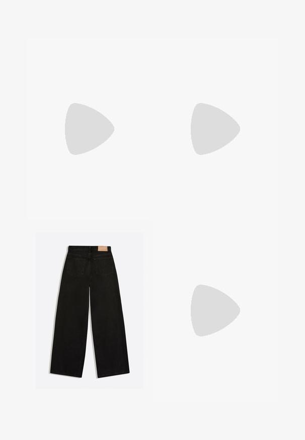 Sort langærmet top med høj hals; har tekstureret fjerkant ved ærmekanterne; lavet af blødt, elastisk stof.; Sorte vidde jeans set bagfra med to baglommer og en brun lædermærke på linningen.; Sort læderstøvle til knæet med slouch-design, rundet tå og knapdetaljer langs siden. Firkantet blokhæl for stabilitet.; Sort blank læderhåndtaske med to håndtag, frontlynlåslomme, dekorative remme og sølvfarvet metalbeslag.
