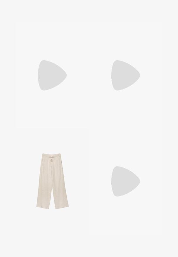 Top marron sans manches en tissu texturé, avec un décolleté en V profond, une taille cintrée avec un lien, et un ourlet rufflé.; Pantalons larges en lin beige, avec une taille à cordon, deux poches latérales et un tissu légèrement texturé pour une meilleure respiration et un confort optimal.; Tongs plateforme marron avec des brides épaisses reposant sur l'asphalte près d'un bord carrelé.; Petit sac à bandoulière marron tressé avec sangle noire réglable et fermeture éclair, présenté sur fond blanc.