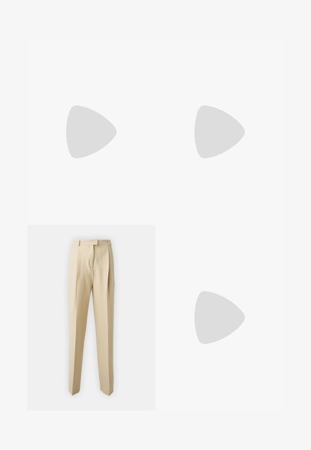 Zwarte korte mouwen V-hals T-shirt van zachte stof, met een ontspannen pasvorm en subtiele textuurdetails aan de voorkant.; Beige op maat gemaakte broeken met een rechte snit, voorzien van plooien, een tailleband en een soepele textuur. Geen zichtbare zakken of versieringen.; Zwarte leren open teen muiltjes met een lage hak. Heeft een glad oppervlak en een gouden logo accent aan de zijkant.; Gouden armband met een golvend ontwerp, gladde textuur en open uiteinden. De reflecterende oppervlakte toont zachte krommingen en subtiele lichtreflecties.