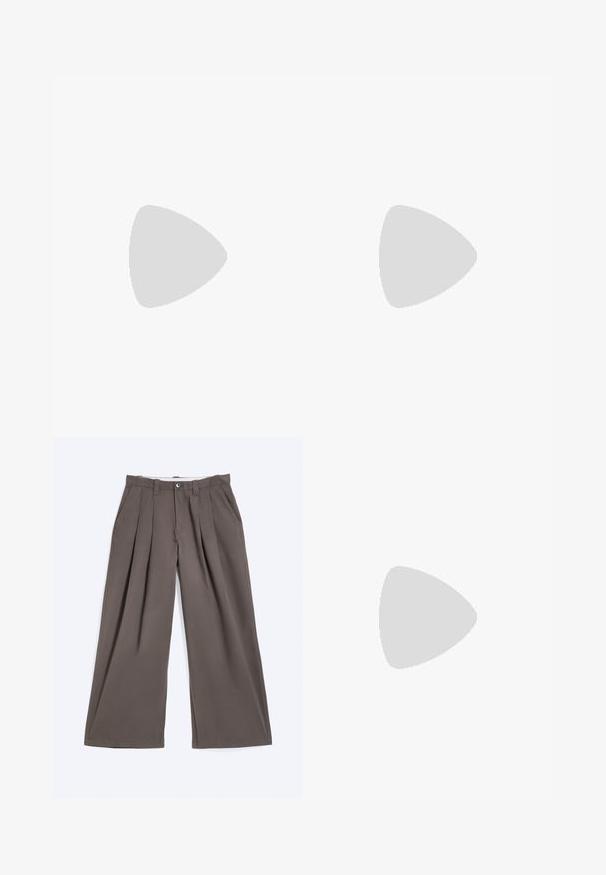 T-shirt bleu clair à manches courtes et col rond avec une petite étiquette rayée noire et blanche en bas de l'ourlet sur fond blanc.; Pantalon marron à jambes larges avec plis, passants de ceinture, fermeture par bouton et poches latérales, posé à plat sur un fond blanc.; Chaussure à enfiler en cuir marron avec un bout rond et une semelle en caoutchouc noire robuste. Présente une bride décorative traversant le coup de pied.; Ceinture en cuir noir avec une texture lisse, boucle rectangulaire en argent et une boucle pour l'extrémité. Présente des coutures soignées le long des bords.