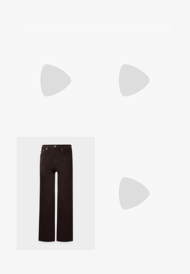 Camiseta de manga larga negra de canalé con un cuello redondo y un diseño ajustado. Fabricada con un material de algodón suave, adecuada para usar en capas.; Vaqueros negros de pierna recta con cierre de botón y cremallera, trabillas para cinturón y bolsillos delanteros y traseros sobre un fondo liso.; Zapato plano de ante marrón con punta redondeada y tacón bajo, mostrando perfil lateral sobre fondo claro liso.; Bolso de cuero marrón para hombro con una hebilla plateada en la correa y cierre de solapa plegable, mostrado sobre un fondo blanco.